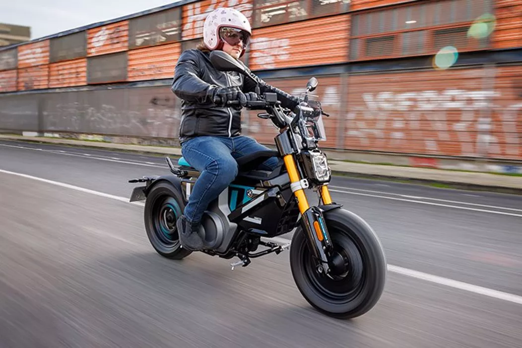 Mit dem CE 02 stellt BMW den ersten eParkourer vor: Weder E-Roller noch E-Motorrad. Was hinter diesem Namen steckt - und viel wichtiger - wie der CE 02 fährt, haben wir in Lissabon herausgefunden.