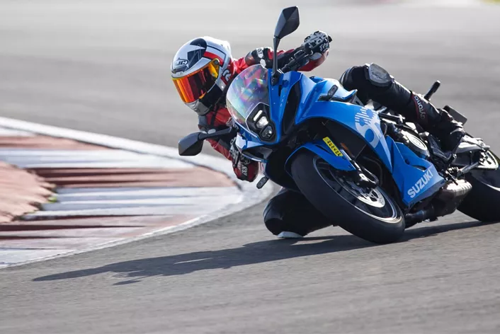 Nach der Reiseenduro V-Strom 800 und dem Nakedbike GSX-8S folgt bei Suzuki, als mehr oder minder logische Konsequenz, auch im sportlichen Bereich eine Erweiterung des Sortiments auf Basis des neuen 800er Twin Motors. Doch wie viel Sport steckt tatsächlich drinnen? Das durfte Redakteur Mex im Süden Spaniens beim ersten Test erfahren.