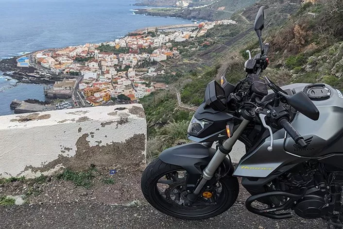 Dans la nature, les colonies de frelons ne survivent pas à l'hiver. La Hornet de Honda, en revanche, a déjà survécu 14 ans - et veut à nouveau être couronnée reine de la classe moyenne. Comment se comporte le roadster Honda lors de nos essais à Ténériffe ?