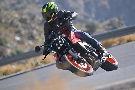 KTM hat mit der 990 Duke das Highlightbike 2024 auf den Markt gebracht. Kann die Performance der radikalen Optik gerecht werden? Der erste Test liefert Antworten!
