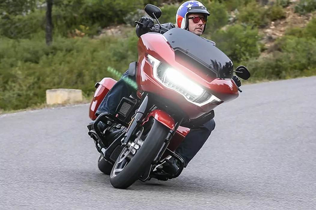 Zusammen mit der Zwillingsschwester Street Glide markiert die neue Road Glide Harley-Davidsons Aufbruch in eine massiv modernisierte Zukunft! Vor allem an der Front hat sich bei der Road Glide mit der neuen Sharknose einiges getan - aber wie fährt sich der neue Grand American Touring Hightech-Bomber eigentlich?