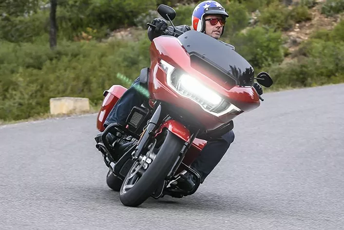 Uz bliznakinju Street Glide, nova Road Glide označava Harley-Davidsonovu avanturu u masivno modernizovanu budućnost! Pogotovo na prednjem delu, kod Road Glide-a se dosta toga promenilo sa novim Sharknose-om - ali kako se zapravo vozi novi Grand American Touring Hightech-Bomber?