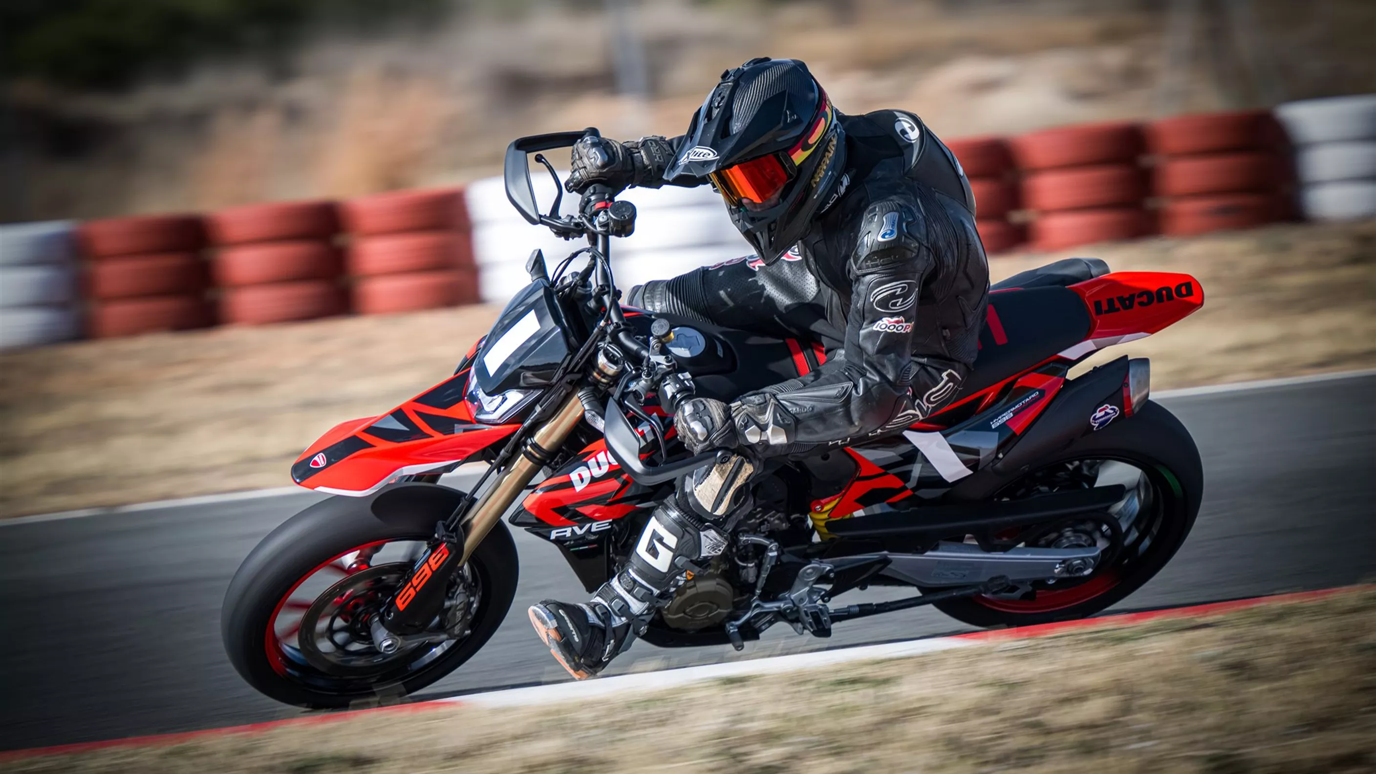 Ducati Hypermotard 698 Mono im Rennstreckentest Ducati Hypermotard 698 Mono im Rennstreckentest