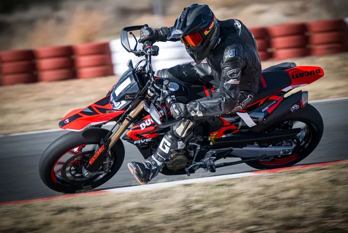 NoPain war für 1000PS bei der offiziellen Präsentation in Valencia und durfte den stärksten zum Straßenverkehr zugelassenen Einzylinder der Welt erstmals auf der Lucas-Guerrero-Kartbahn testen. Doch das war noch längst nicht alles - auch die Rennstreckenvariante mit dem Termignoni-Racing-Auspuff wartete auf uns. Beeindruckende 84,5 PS bei 9.500 U/min und ein Leergewicht von weniger als 150 Kilogramm (ohne Kraftstoff) machen diese Supermoto zu einem wahren Adrenalinkick.