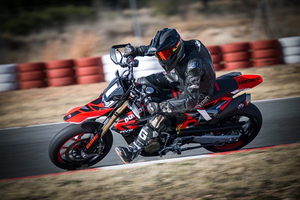 Ducati Hypermotard 698 Mono im Rennstreckentest
