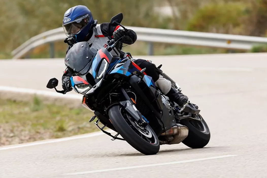 After the M 1000 RR and M 1000 R, the M 1000 XR is now the third bike in BMW's sporty M-Class. Just a glance at the data sheet reveals that there is massive performance under the tank. At the first presentation in Andalusia, however, we take the high-legged beast out onto the country road and test how well the M 1000 XR manages the compromise between sportiness and touring.
