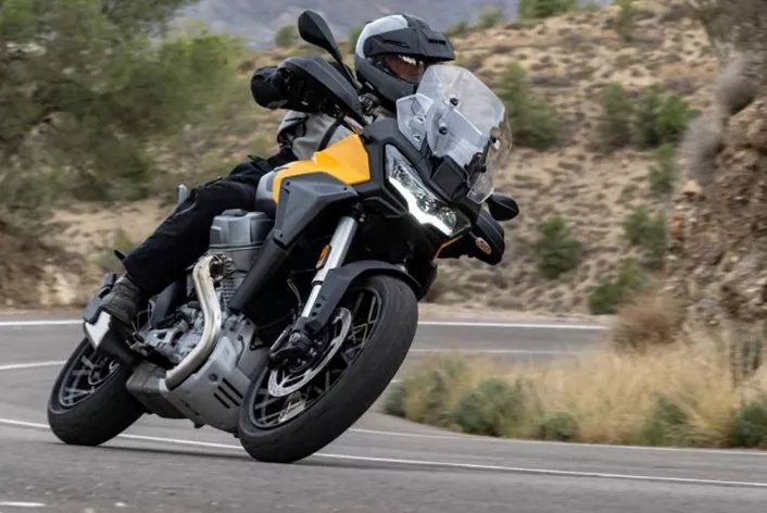 Stelvio! Nicht nur Musik in den Ohren von Pässeheizern, sondern auch von Liebhabern der Marke Moto Guzzi, wo die gleichnamige Reiseenduro von 2008 bis 2016 im Programm gewesen ist. Jetzt hat man sie wieder auferstehen lassen, auf Wunsch sogar mit modernster Radar-Technik ausgestattet, und unser Reiseeenduro-Experte Wolf ist sie schon gefahren - auf und abseits der Straße, unter anderem auch den "spanischen Stelvio" hinauf.