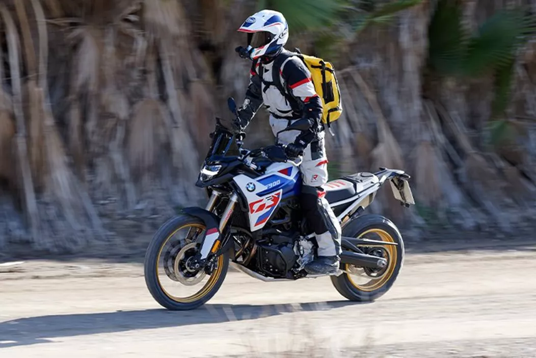 A BMW F 850 GS transformou-se na F 900 GS e com ela vêm grandes mudanças. A GS de gama média da Baviera está a dar vários passos na direção do terreno solto. Um bom desenvolvimento posterior? Testámo-la na primeira apresentação na Andaluzia.