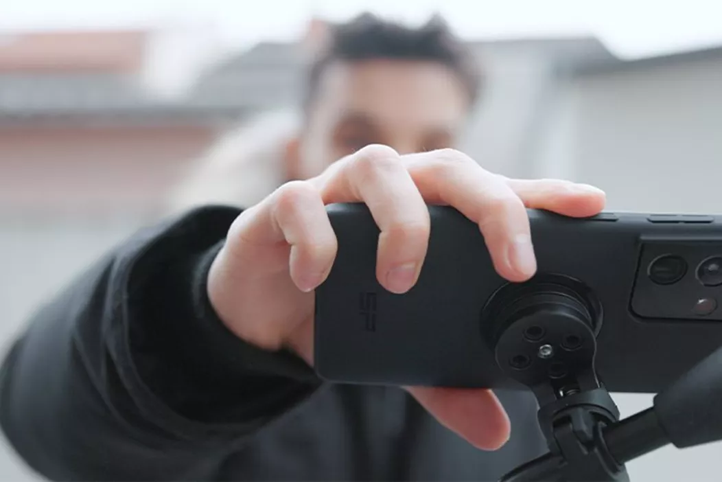 Ob zum Kommunizieren, Navigieren, oder Hören der Lieblingsmusik - Unsere Smartphones können viel und so möchte man auch unterwegs die mobile Kommandozentrale im Blick behalten. Nach eigenen Angaben ist Quad Lock bei den Smartphone-Halterungen der Marktführer. Weltweit, außer in Europa. Hier hält SP Connect dagegen. Welche Marke bietet die besseren Systeme? Wo liegen die Unterschiede? Das haben wir getestet.