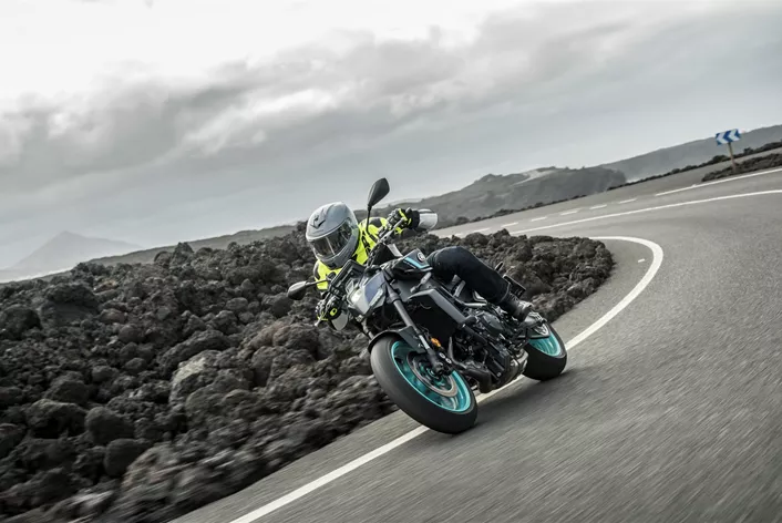 Die vierte Generation der Yamaha MT-09 kommt pünktlich zum zehnjährigen Jubiläum auf den Markt. Die Änderungen zur dritten Modellgeneration wirken auf den ersten Blick nicht so zahlreich, man möchte mehr von einem Facelift sprechen. Tatsächlich ist die neueste MT-09-Generation jedoch ein großer Wurf, der fast alles besser kann. Denn neben Optik und Ausstattung hat sich auch der Charakter des japanischen Nakedbikes geändert.