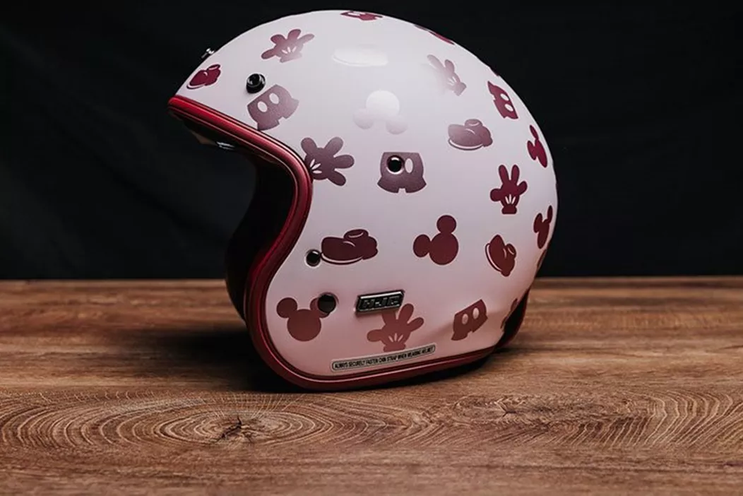 The Disney empire has fascinated viewers all over the world for 100 years. At HJC, the designs have already made it onto several helmets - now also on the V31, which we tested.