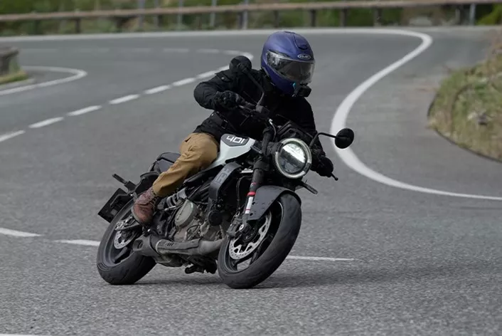 Die 401er und 125er Husqvarna Svart- & Vitpilen Modellreihen haben 2024 ein umfangreiches Update spendiert bekommen. Bei Malaga in Südspanien konnten wir die neuen Pfeile das erste Mal testen.