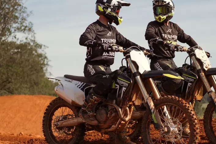 Motocrossvärlden har fått en ny spelare: Triumph, känd för sina legendariska landsvägsmotorcyklar, ger sig nu in i offroad-terrängen med en motocrosscykel i form av TF 250-X! I den här testrapporten tar ingen mindre än offroad-legendaren Busty Wolter en närmare titt på prestanda, design och tekniska höjdpunkter hos Triumph TF 250-X.