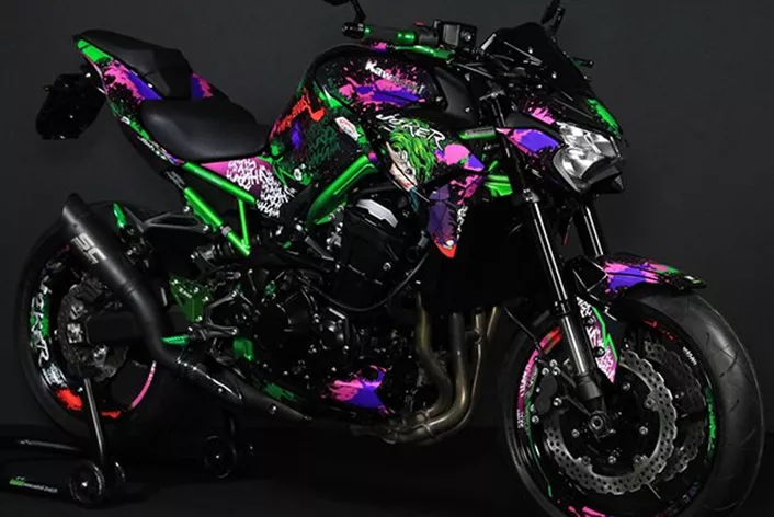 The Wehrli Design showroom in Belp is home to some very special conversions. Inspired by well-known icons from the film industry, the Kawasakis themselves develop into real protagonists - with an enormous love of detail. The result is movie icons, superheroes and monsters on two wheels. The Swiss motorcycle dealer invites you to dream with its custom Kawasakis!