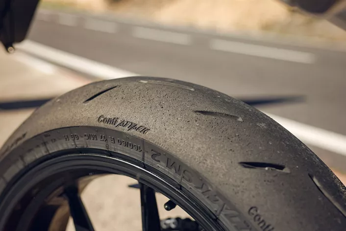 Continental presenta il ContiAttack SM 2 come ultimo rappresentante dei suoi pneumatici per supermoto omologati per uso stradale. Questo pneumatico, che è stato sviluppato come successore del ContiAttack SM EVO, è stato progettato per stupire con tecnologie innovative sia sulle strade di campagna che sui circuiti di gara, offrendo al contempo un buon chilometraggio. Abbiamo già avuto modo di fare le prime esperienze.