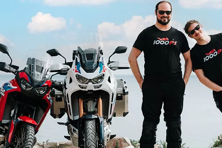 Auch 2024 präsentiert Honda zwei verschiedene Africa Twin Varianten: Standard und Adventure Sports. Beide Modelle versprechen Zuverlässigkeit und Abenteuer, jedoch nun mit sehr distinktiven Attributen. Welche Unterschiede bestimmen die Wahl für Motorradfans?