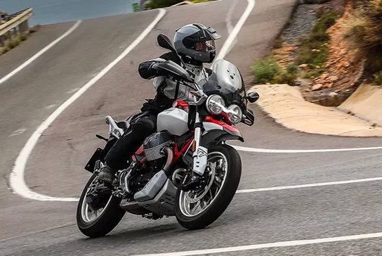 Moto Guzzi has given its V85 TT an extensive update for the 2024 model year, with more power, electronics and features and the three different model variants Strada, TT and TT Travel. We have already been able to ride all three in Spain and can tell you how these sensible changes affect the mid-range cardan adventure bike.