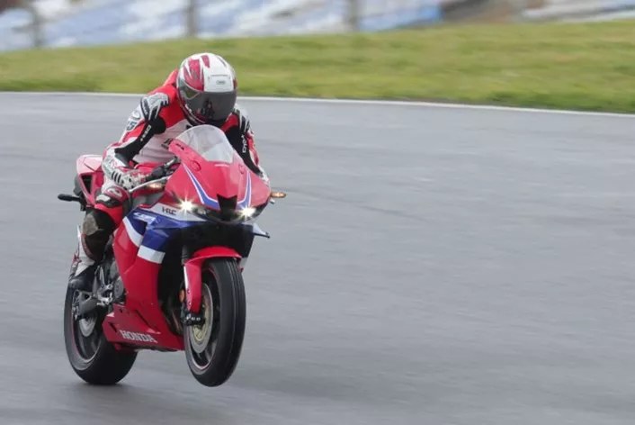 2017 verschwand sie aus den Verkaufsläden, 2024 bringt Honda die CBR600RR Fireblade wieder zurück auf die Straßen - die Erwartungen sind groß.