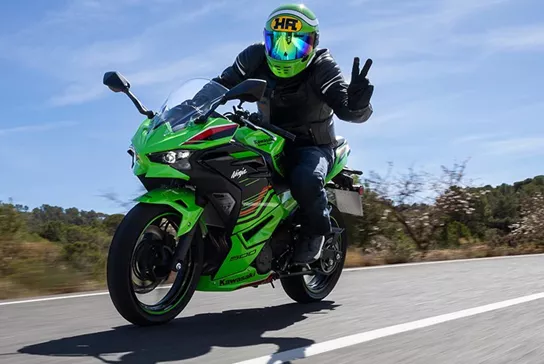 Not everyone needs 100 hp, let alone 200 hp or even more. Those who "only" have an A2 driver's license are not allowed to drive more than 48 hp anyway. With the new Ninja 500 and Ninja 500 SE, Kawasaki is now enriching the price-sensitive segment of entry-level mid-range sports bikes - the insider tip for anyone who wants to combine sport with everyday life!