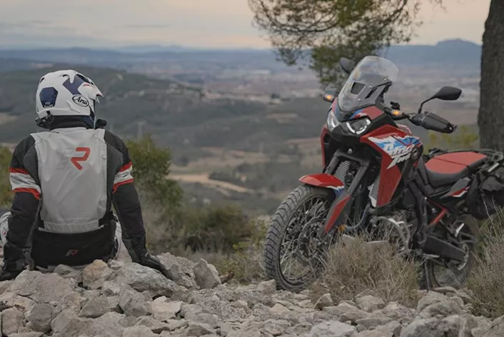 In 2024 biedt Honda voor het eerst een optioneel semi-actief chassis aan voor de Africa Twin. Is dit ultramoderne onderdeel ook interessant voor rijders die met de adventure bike off-road willen? Wij hebben dit getest op Spaanse bospaden.