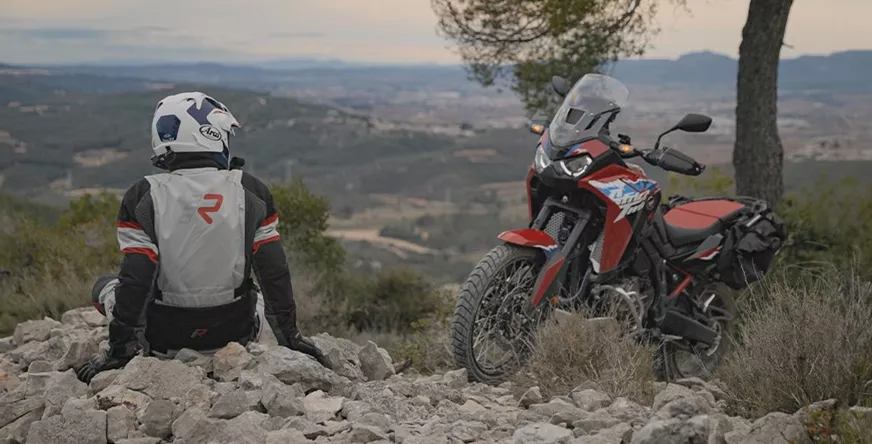 In 2024, Honda will be offering an optional semi-active chassis for the Africa Twin for the first time. Is this ultra-modern component also interesting for riders who want to take the adventure bike off-road? We checked it out on Spanish forest trails.