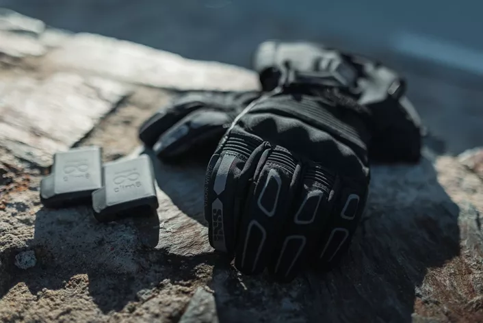 Le dita infreddolite in moto non sono solo una cosa sgradevole, ma possono anche avere un ruolo importante per la sicurezza. I guanti riscaldati sono un'opzione particolarmente interessante per chi guida tutto l'anno. Il modello di punta IXS Season-Heat-ST ci ha accompagnato per tutte le stagioni in un test di resistenza.