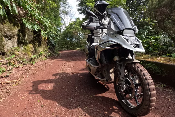Non ci lasceremo sfuggire questa opportunità! Una nuova GS è pronta per un test intensivo alle Azzorre. Il Rally delle Azzorre si accende di blu e verde sul calendario. Dobbiamo sottoporre la BMW a questo duro test? SÌ!