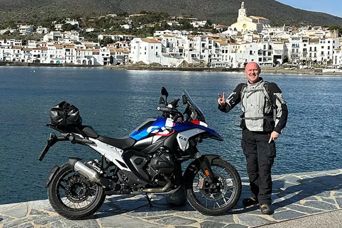 Dove meglio testare una enduro da turismo se non su strada? Così il nostro lupo viaggiatore ha preso la BMW R1300 GS, che è stata utilizzata per alcuni interessanti test comparativi nei suoi alloggi invernali spagnoli, per riportarla in Austria su strada. In tre giorni, ha percorso 2.138 chilometri in autostrada, sulle tortuose strade costiere e di montagna in Spagna e in Francia, ma anche sotto la pioggia, davvero sotto la pioggia...