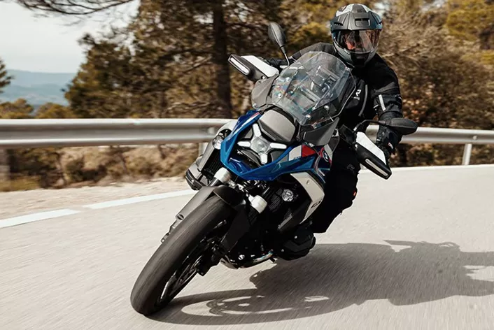 Anakee je kod Michelin-a sinonim za putne enduro gume. Od Anakee Wild kao 50/50 guma (asfalt/neasfaltirano) za offroad frakciju, preko 80/20 Anakee Adventure za mješovito putovanje, do Anakee 3 koji je usmjeren na cestu, ali već pomalo zastario, sada je dobio nasljednika u vidu Anakee Road. Već smo obilno vozili ove gume 90/10 na našem BMW R1300 GS.