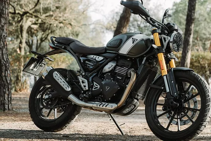 Enrolado no trânsito intenso da cidade de Barcelona e enfrentando serpentinas poeirentas como um piloto de testes recém-qualificado - um desafio que eu aguardava com grande alegria, mas também com muito respeito. Olhando para trás, posso dizer que a Scrambler 400 X aliviou rapidamente a minha tensão inicial. Vou partilhar aqui os factores exactos que contribuíram para isso!