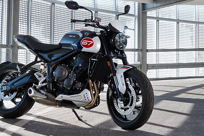 Con la sua fresca combinazione di colori bianco, blu e rosso, la nuova Triple Tribute Special Edition della Triumph Trident 660 è un vero e proprio colpo d'occhio. Il design accattivante è stato ispirato dalla leggendaria moto da corsa "Slippery Sam", che ha vinto il TT dell'Isola di Man per cinque volte di fila dal 1971 al 1975!