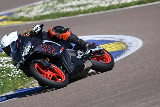 Aprilia is expanding its sporty RS family with the RS 457, which, with its modern design and ease of riding, is intended to appeal to young and female riders in particular and also pushes the performance/weight limit of the A2 class to the limit.
