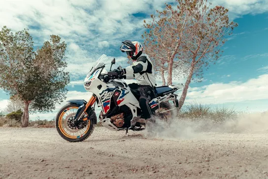 The Africa Twin name is an obligation. For 2024, the former desert-crossing off-road queen Adventure Sports has been transformed into a road-oriented touring machine with a 19-inch front wheel. Does it fit? Five 1000PS editors give their verdict.