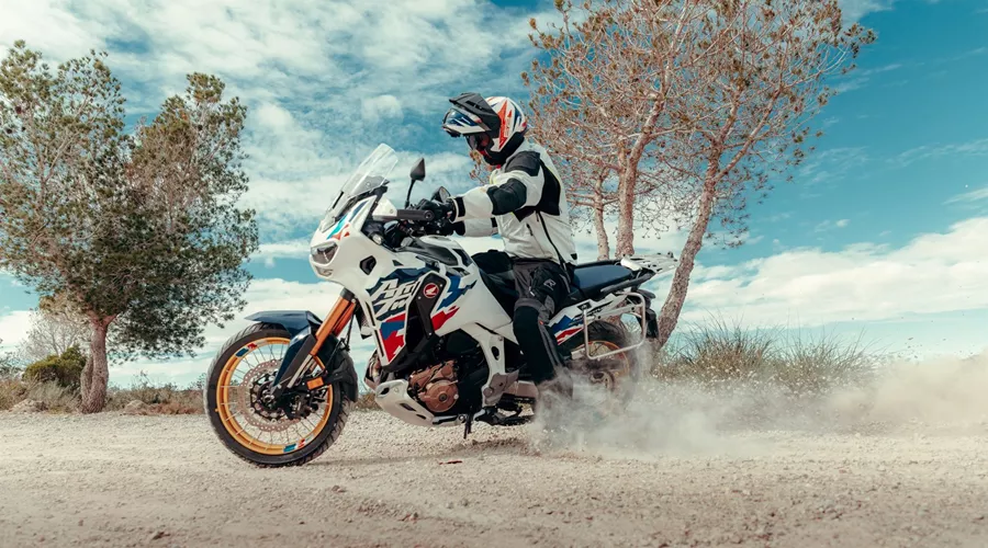 The Africa Twin name is an obligation. For 2024, the former desert-crossing off-road queen Adventure Sports has been transformed into a road-oriented touring machine with a 19-inch front wheel. Does it fit? Five 1000PS editors give their verdict.