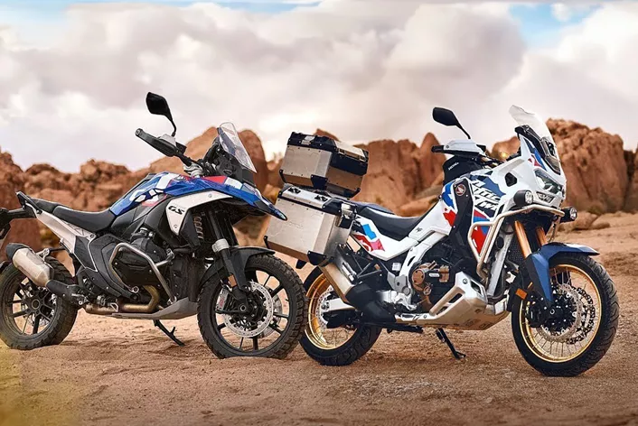 Tak blízko nebyla Africa Twin k BMW GS nikdy předtím: Podobná výška sedla, zdvihy odpružení a především stejný rozměr předního kola - srovnání luxusních cestovních endur!