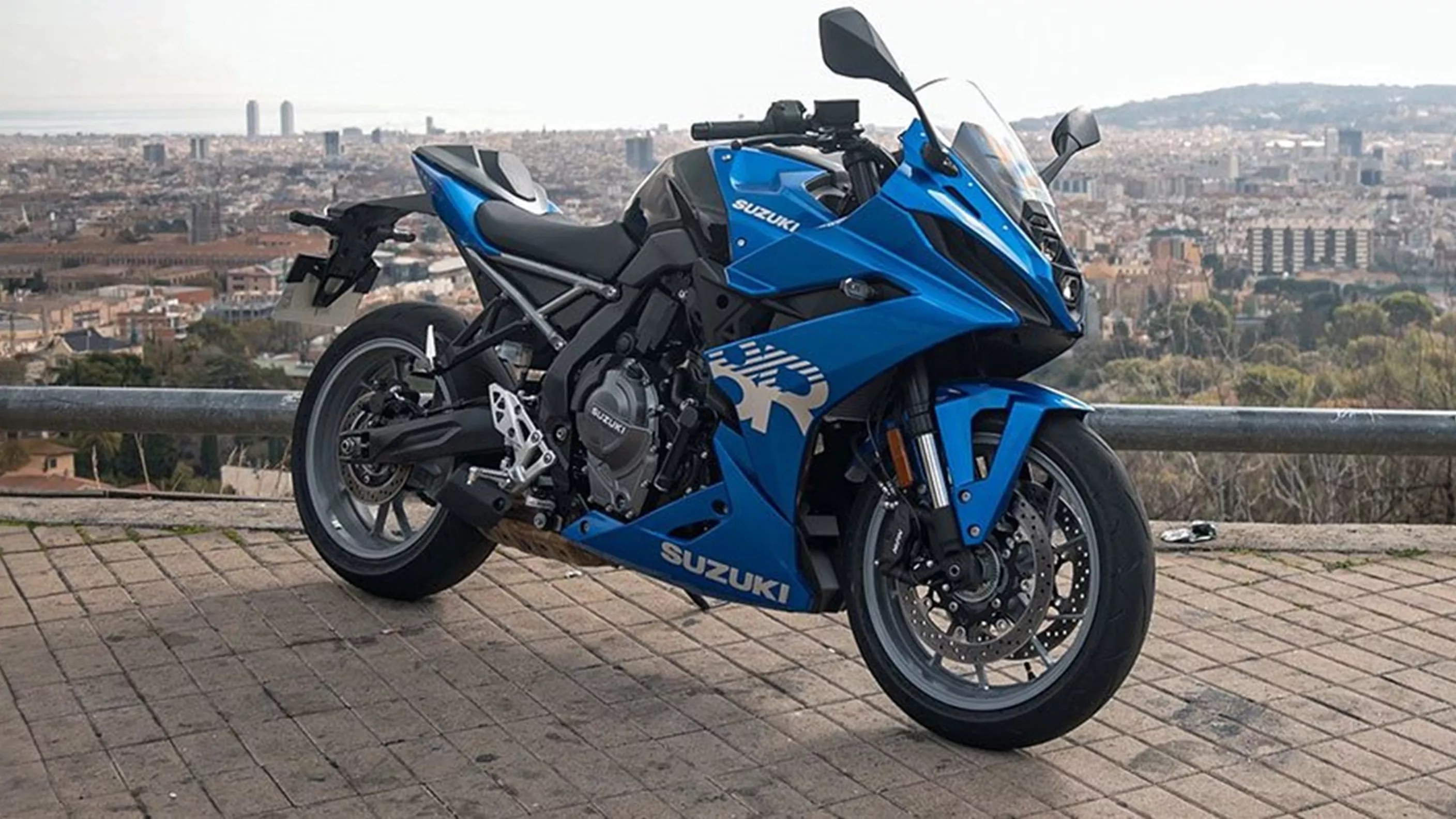 The better choice? Suzuki GSX-8R test on the country road
