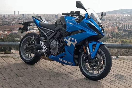 The new Suzuki GSX-8R falls into the nowadays popular category of road-oriented sports motorcycles up to 95 hp. In Spain, we were able to ride it on the country road and even had a guest appearance by its undisguised sister GSX-8S.