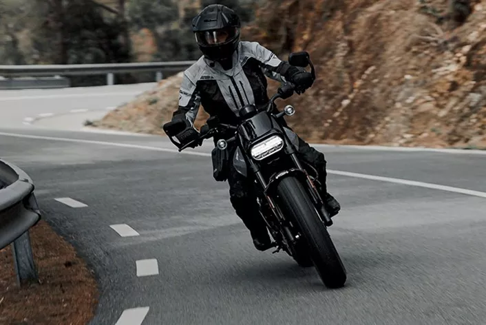 Many an "old biker bunny" swears by the roar of the engines, thirsty tanks and lively shifting. But electric bikes are also making a name for themselves and have a lot to offer. For me, this was the first test of a battery-powered bike, but certainly not the last. Silent and smooth, the LiveWire S2 Del Mar lured me out of my reserve and accompanied me for five days on the beautiful streets of Barcelona. Find out exactly how the slim lady performs here!