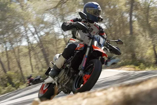 Ducati is rolling out its first in-house supermoto for the 2024 season. With the most powerful standard single cylinder in the world and an extensive electronics package, it aims to impress ambitious sporty riders. We tested it on the roads around Bologna.