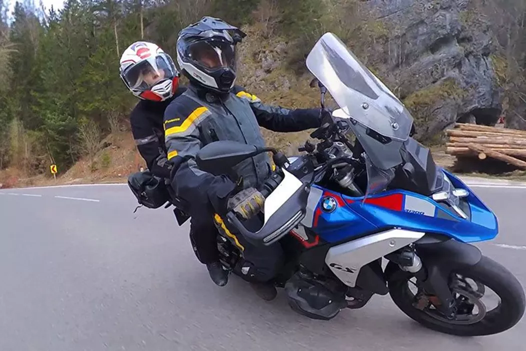 Was ein ordentliches Reisemotorrad ist, will auch zu zweit bewegt werden. Aus diesem Grund schnappte sich Wolf unsere BMW R1300 GS, um mit ihr einen ganzen Tag zusammen mit seiner erfahrenen Sozia unterwegs zu sein. Schließlich wird das neue Reiseenduro-Flaggschiff aus München auch wieder viele Paare zusammen auf ihren Touren begleiten. Hält sie, was ihre Vorgänger versprachen?