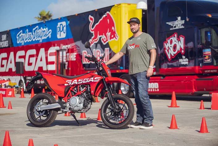 Mulholland Drive to jedna z najsłynniejszych dróg w Kalifornii. Położona na wzgórzach nad Hollywood w Los Angeles, zapewnia dostęp do eleganckich dzielnic bogatych i sławnych. Ale to także cholernie dobra trasa motocyklowa. Doświadczamy tego w siodle GasGas SM 700.