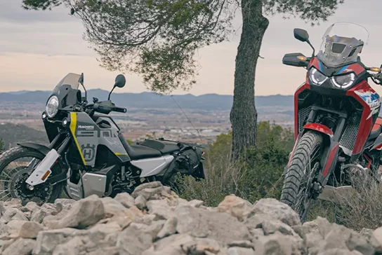 The Honda CRF1100L Africa Twin and the Husqvarna Norden 901 are actually quite similar in terms of performance, engine and general basic concept. And yet these two machines are separated by over 2000 euros. This raises a question: What do you actually have to do without in the saddle of the Husqvarna Norden 901?