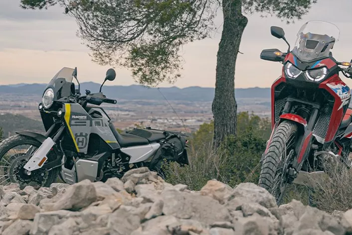 De Honda CRF1100L Africa Twin en de Husqvarna Norden 901 lijken eigenlijk erg op elkaar wat betreft prestaties, motor en algemeen basisconcept. En toch liggen deze twee machines meer dan 2000 euro uit elkaar. Dit roept een vraag op: Wat moet je eigenlijk missen in het zadel van de Husqvarna Norden 901?
