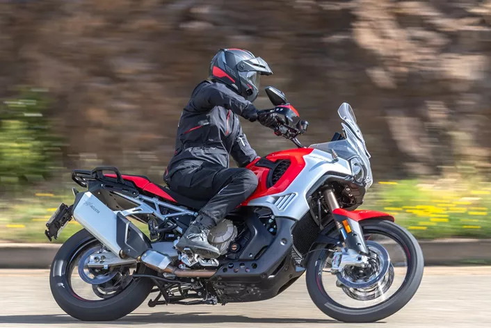Quelle est la performance de l'enduro de voyage 21 pouces de MV Agusta ?