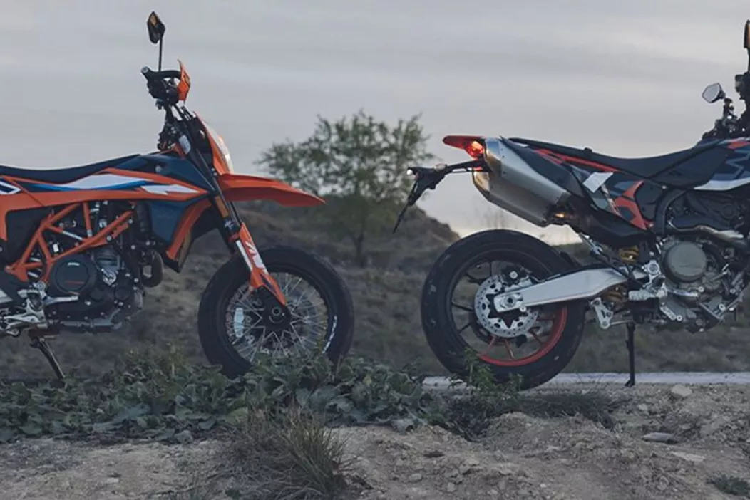 It's getting tight for the previous supermoto top dog, the KTM 690 SMC-R. Ducati has launched a hot competitor on the market in 2024 with the Hypermotard 698 Mono. We went to Spain to find out which one can call itself the queen of supermotos this year.