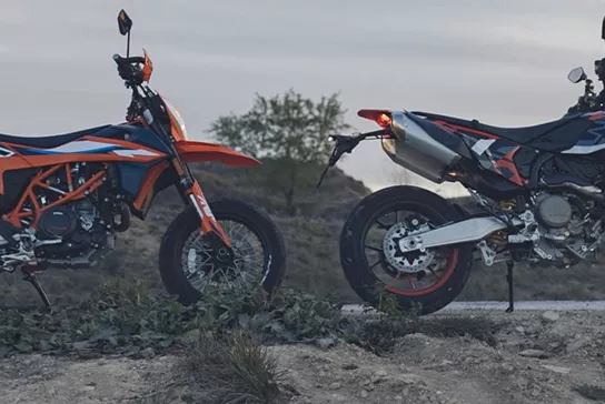 It's getting tight for the previous supermoto top dog, the KTM 690 SMC-R. Ducati has launched a hot competitor on the market in 2024 with the Hypermotard 698 Mono. We went to Spain to find out which one can call itself the queen of supermotos this year.