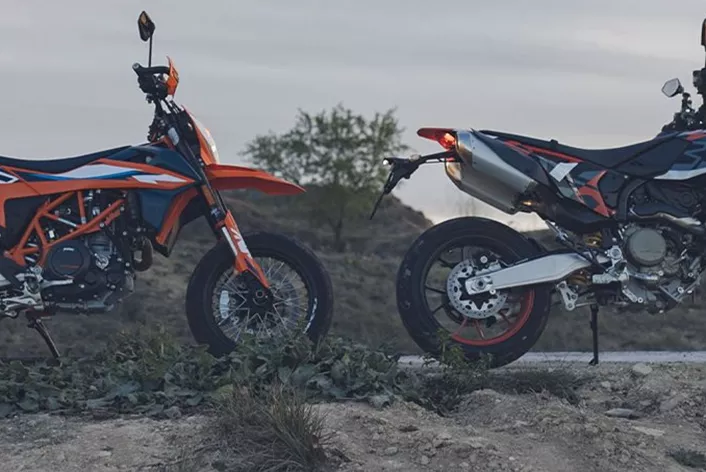 Es wird eng für den bisherigen Supermoto Platzhirschen, die KTM 690 SMC-R. Ducati hat 2024 mit der Hypermotard 698 Mono eine heiße Konkurrentin auf den Markt gebracht. Welche sich heuer Königin der Supermotos nennen darf, das haben wir in Spanien überprüft.