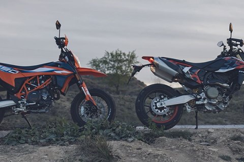 Ducati Hypermotard 698 Mono vs. KTM 690 SMC-R Test & Vergleich