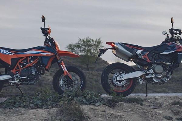 Ducati Hypermotard 698 Mono vs. KTM 690 SMC-R Test & Vergleich