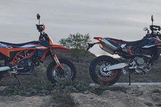 Ducati Hypermotard 698 Mono vs. KTM 690 SMC-R Test & Vergleich Ducati Hypermotard 698 Mono vs. KTM 690 SMC-R Test & Vergleich
